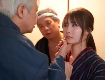 de-khong-bi-hien-te-co-gai-da-phuc-vu-tinh-duc-cho-ca-dan-lang